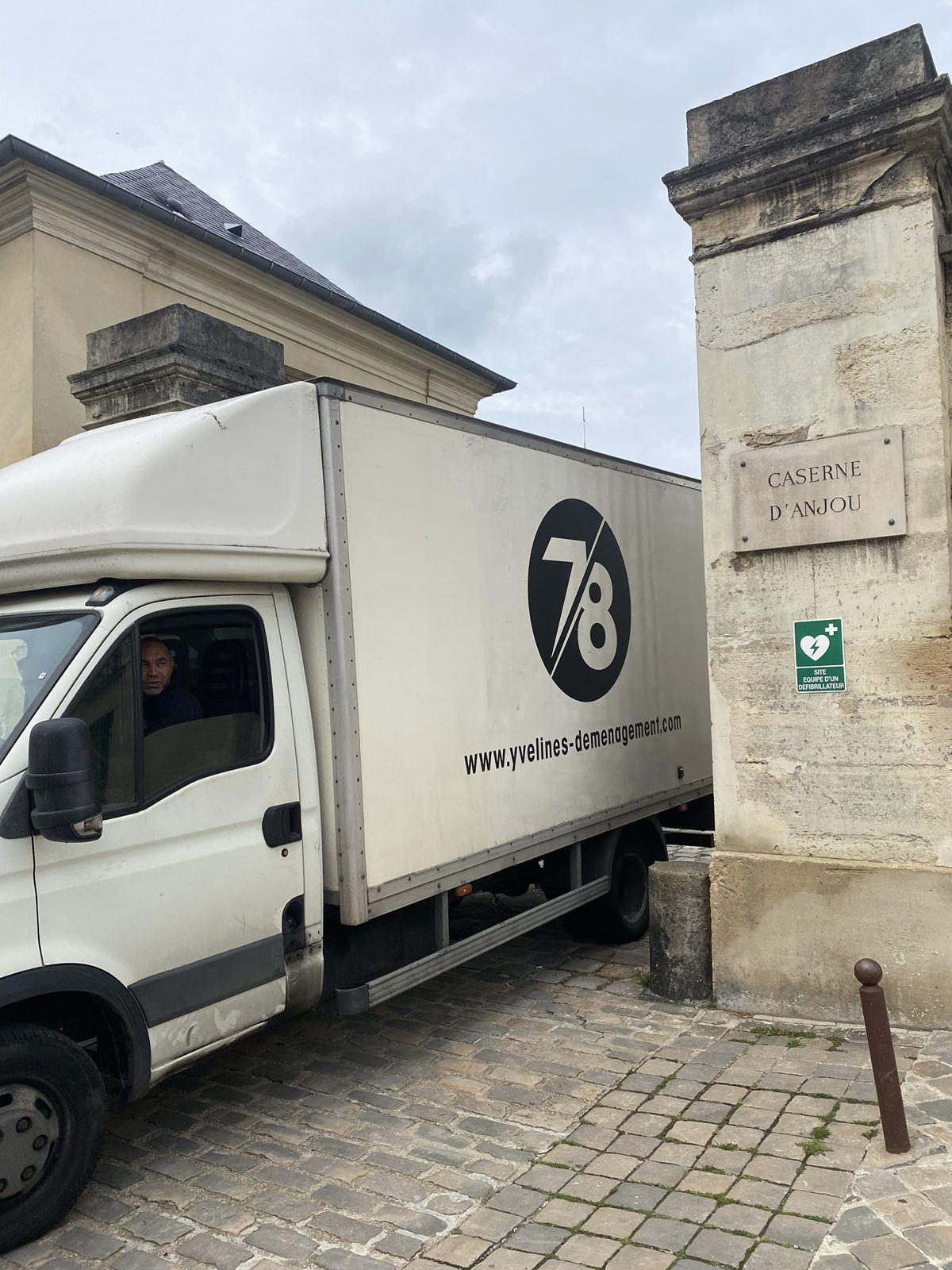 Camion Yvelines Group entrant à la caserne militaire d'Anjou à Versailles