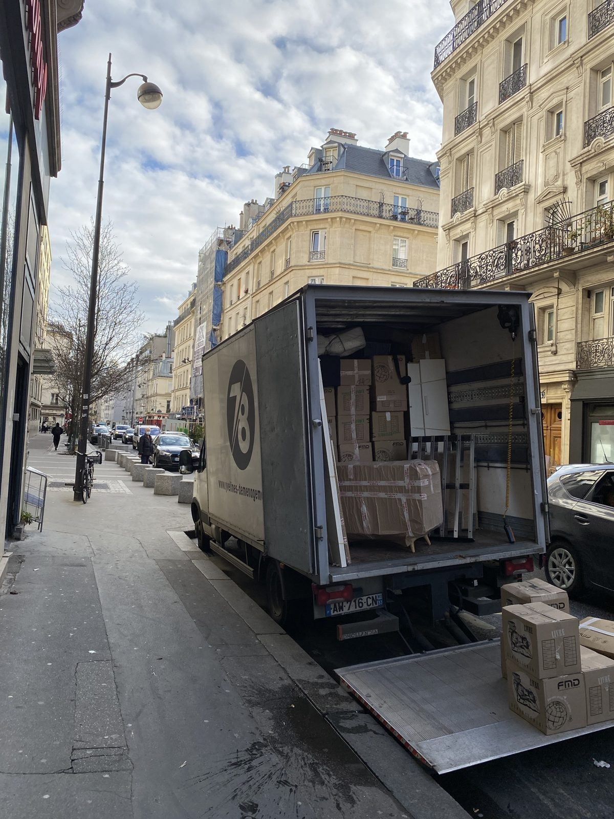 Camion chargé dans une rue de Paris