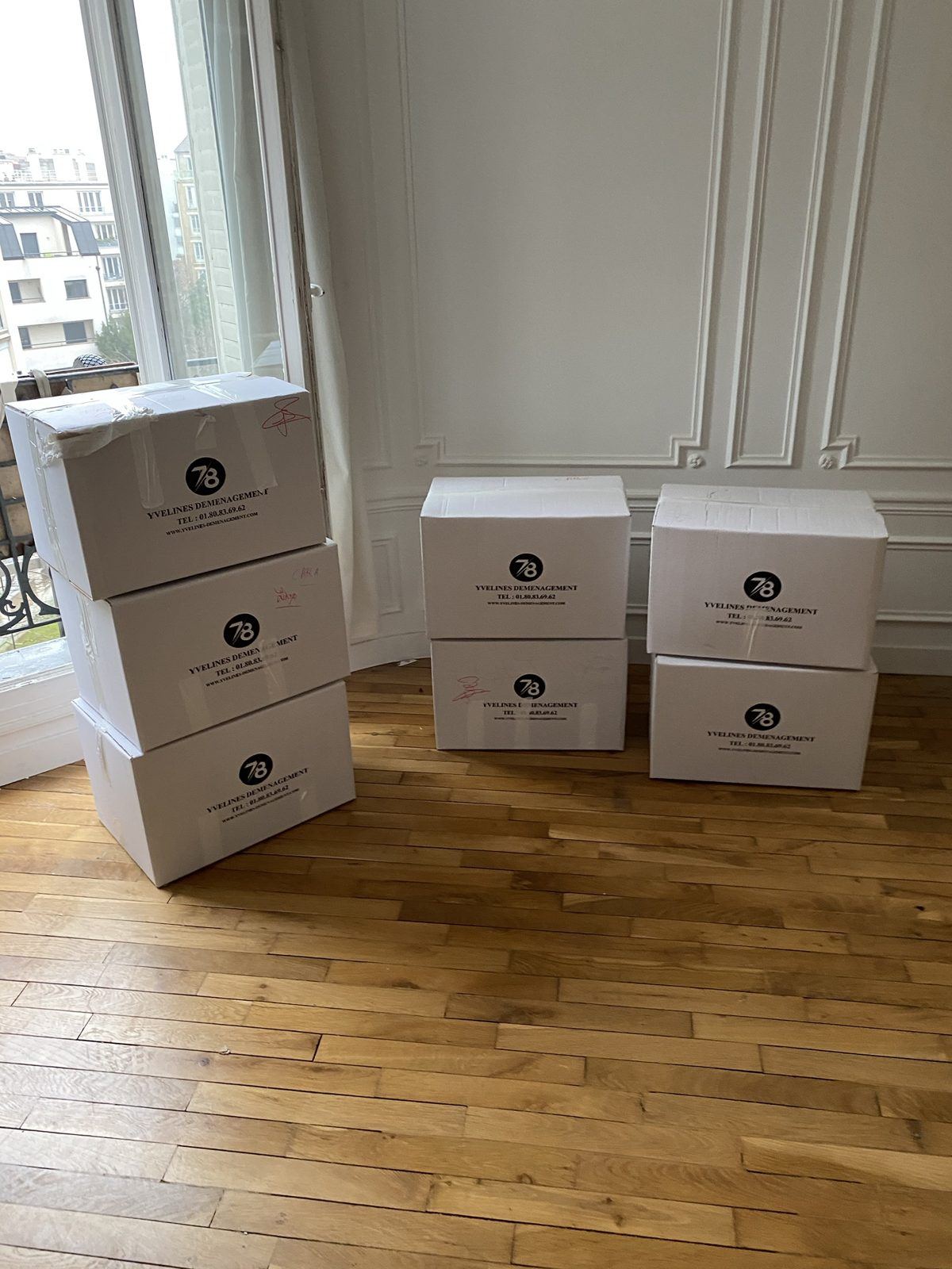 Cartons de déménagement prêts à être chargés