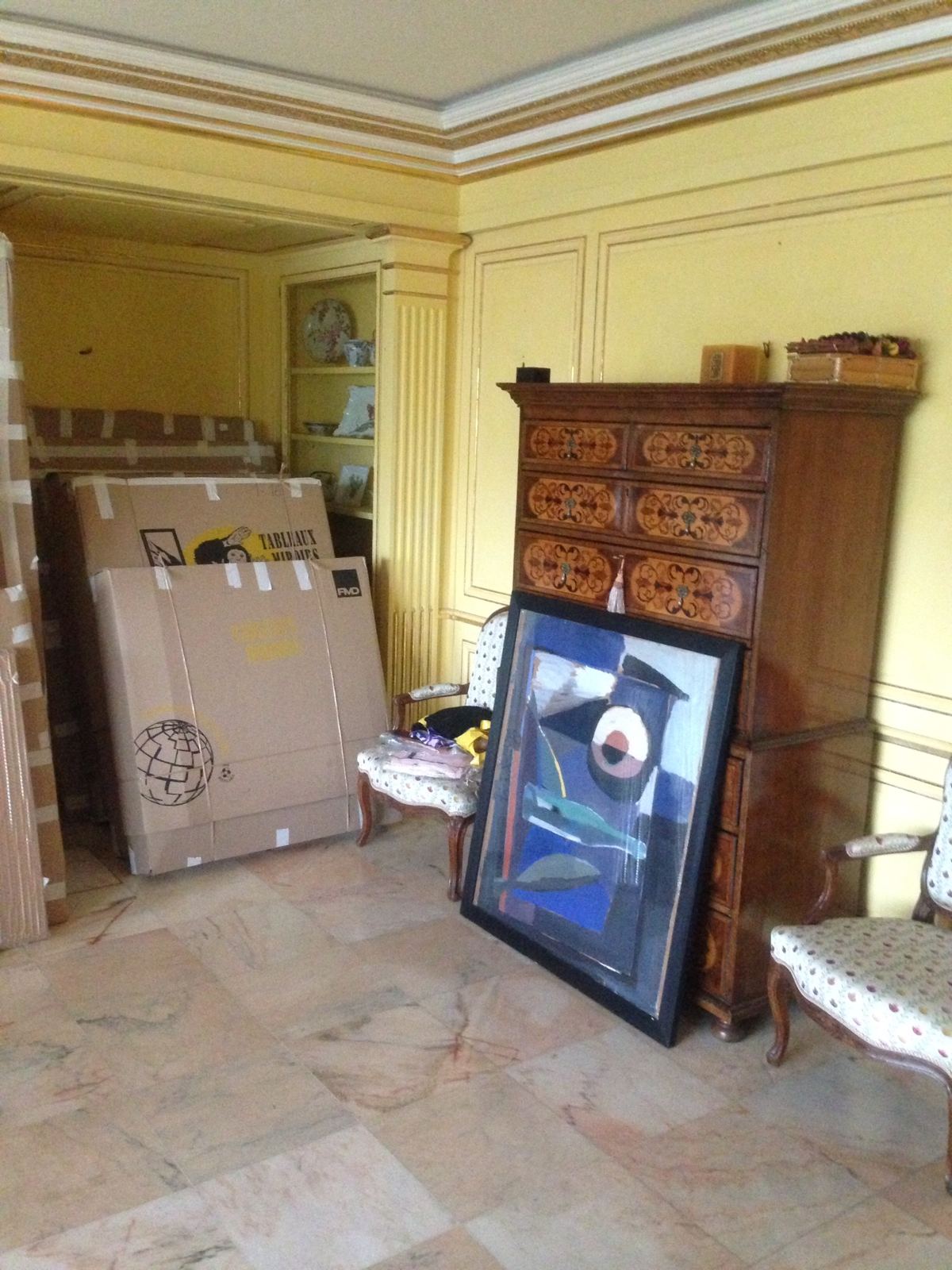 Cartons, tableaux et miroirs emballés