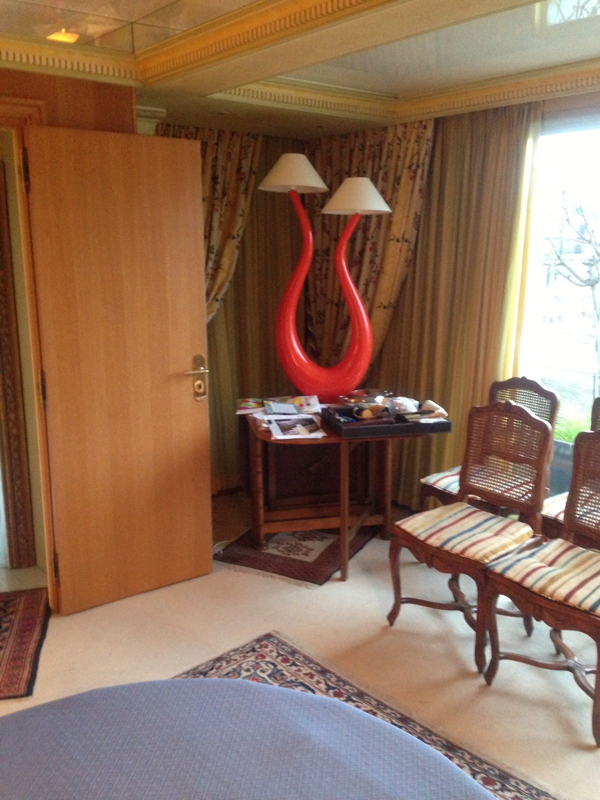 Chambre avec lampe design et chaises anciennes