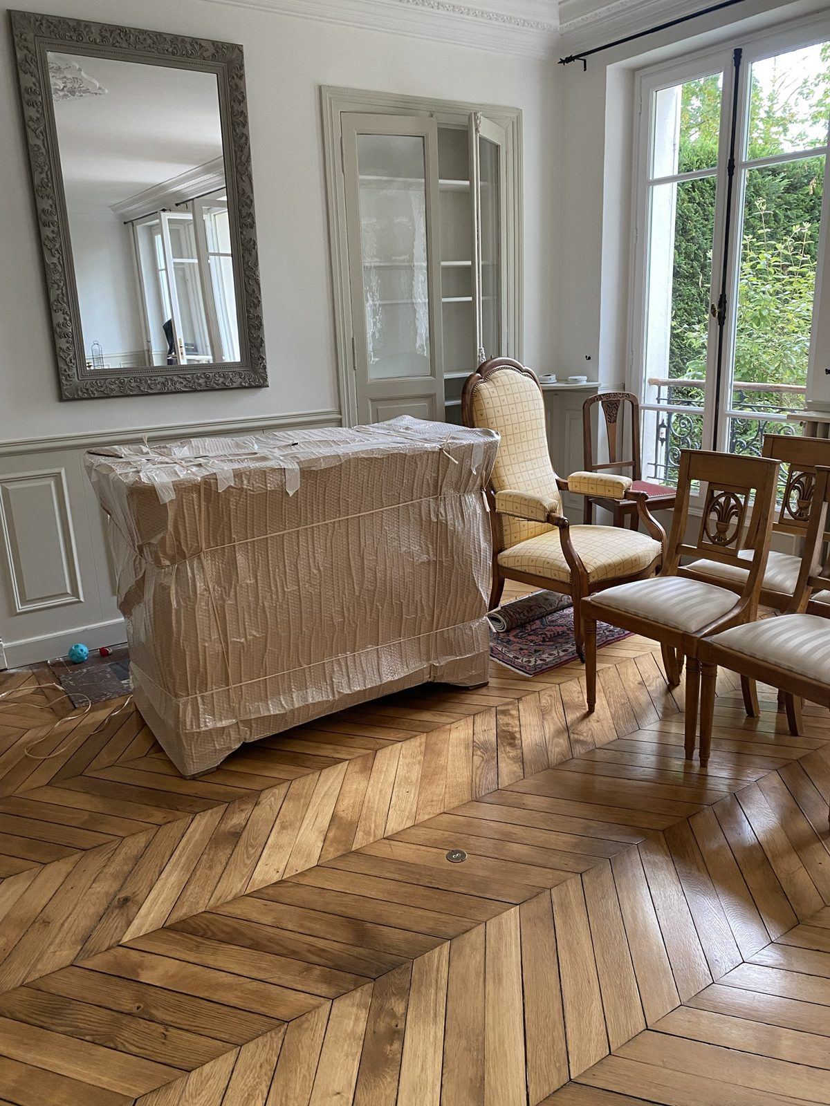La même commode emballée sous papier bulle kraft