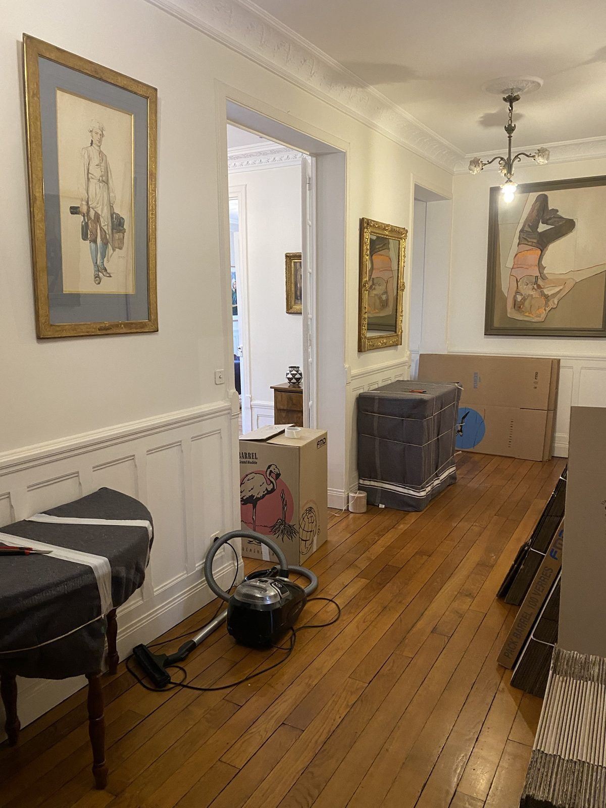 Couloir avec tableaux et meubles protégés pendant le déménagement
