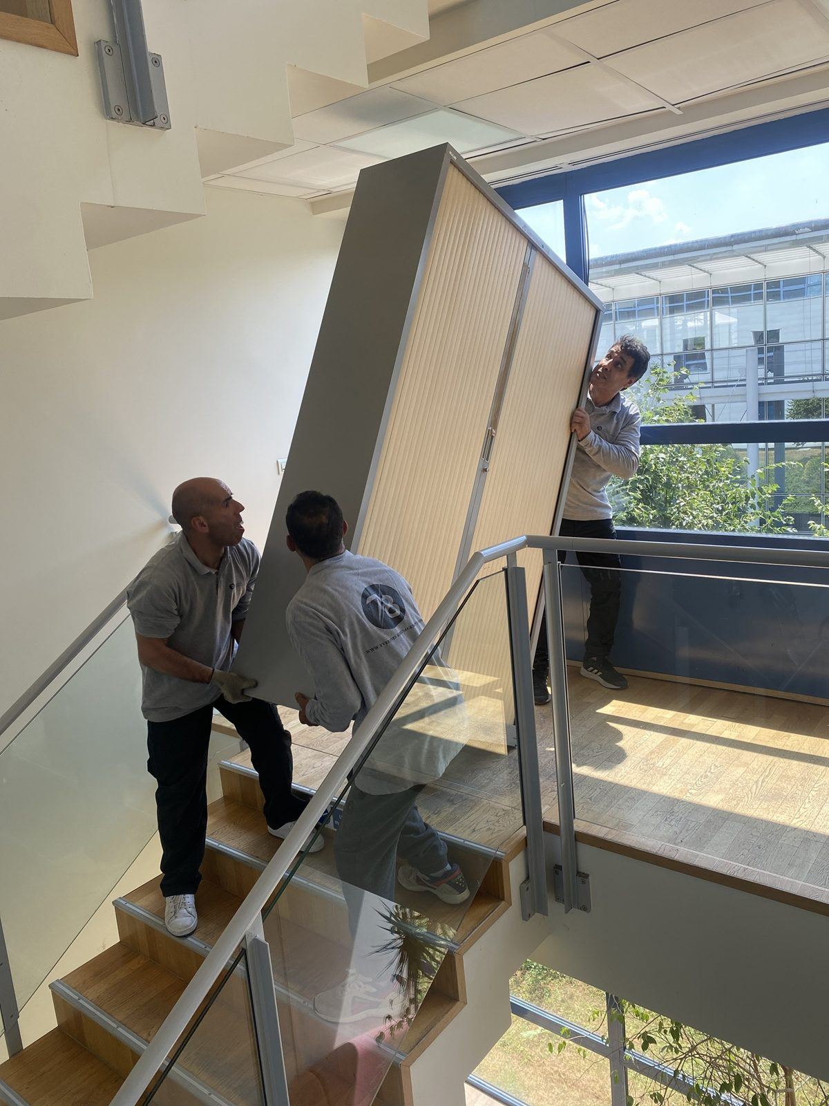Armoire massive descendue dans un escalier