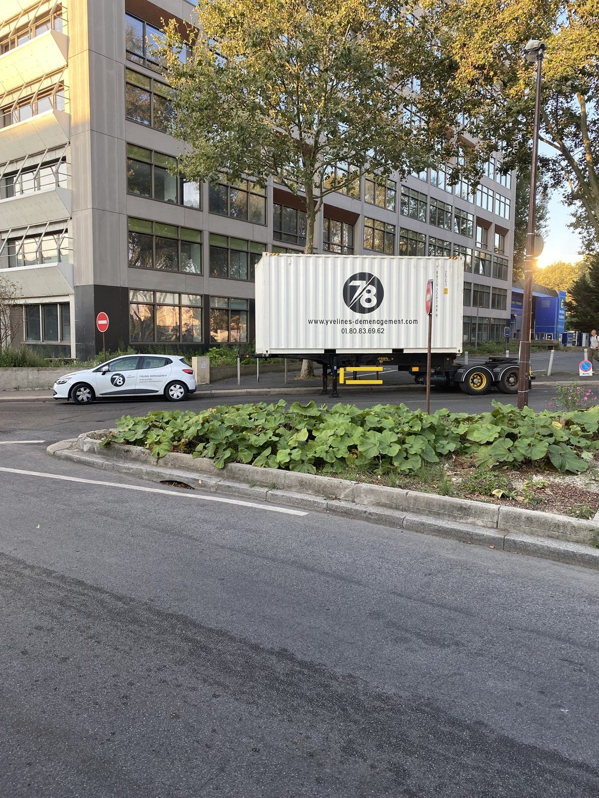 Conteneur Yvelines Group devant un immeuble