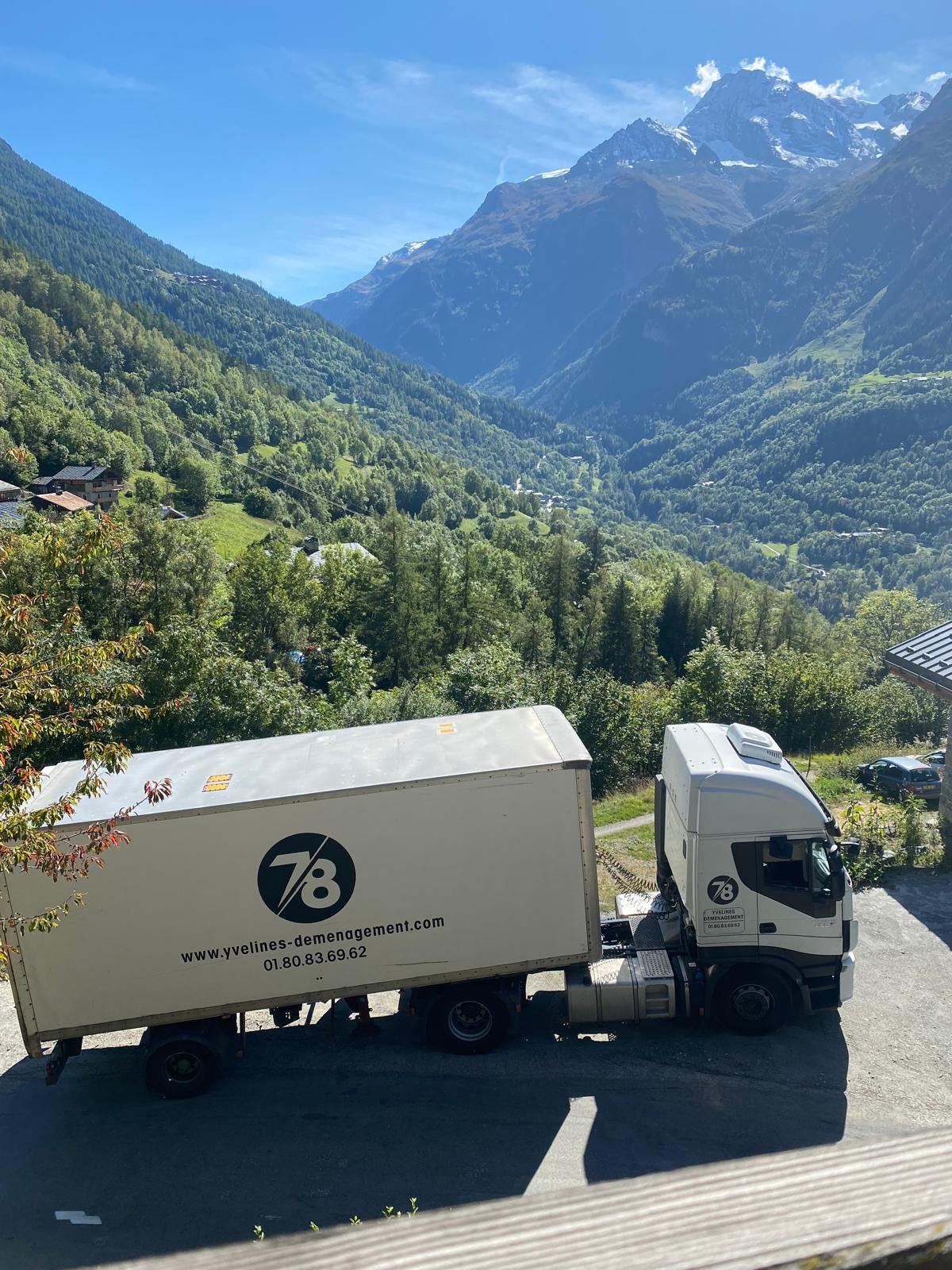 Semi-remorque Yvelines Group dans les Alpes