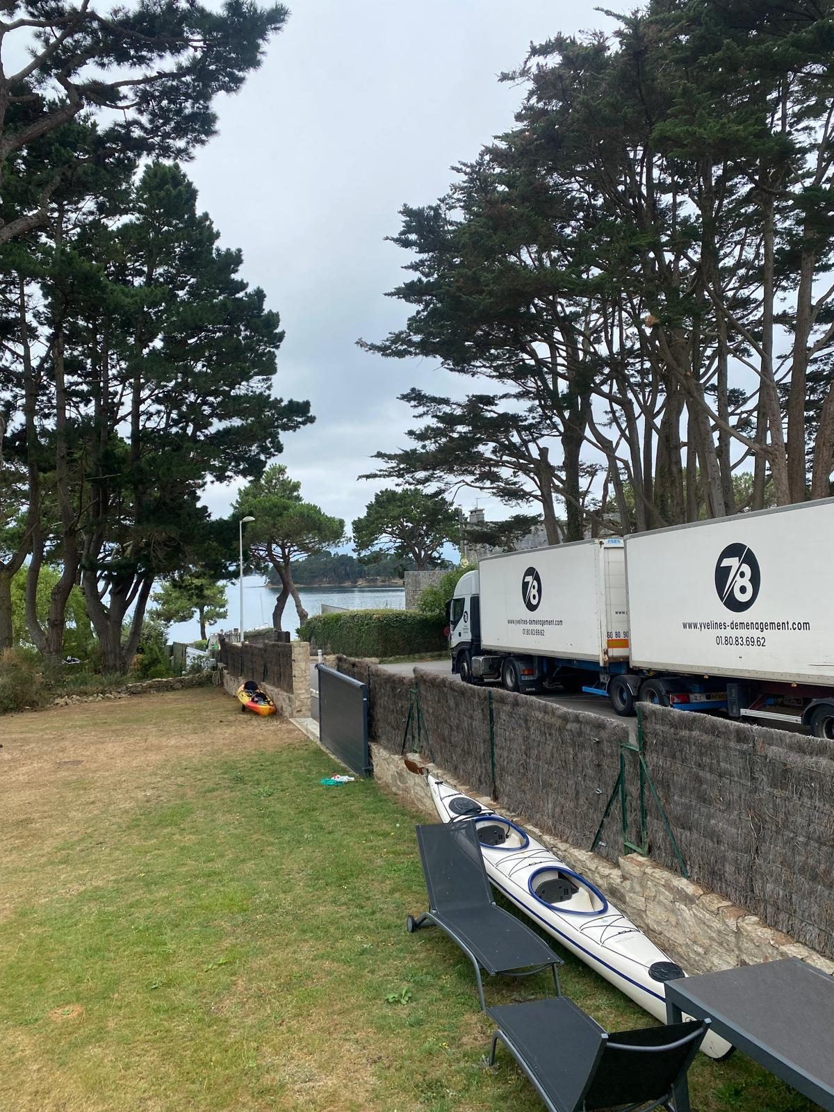Deux semi-remorques devant une maison en bord de mer en Bretagne