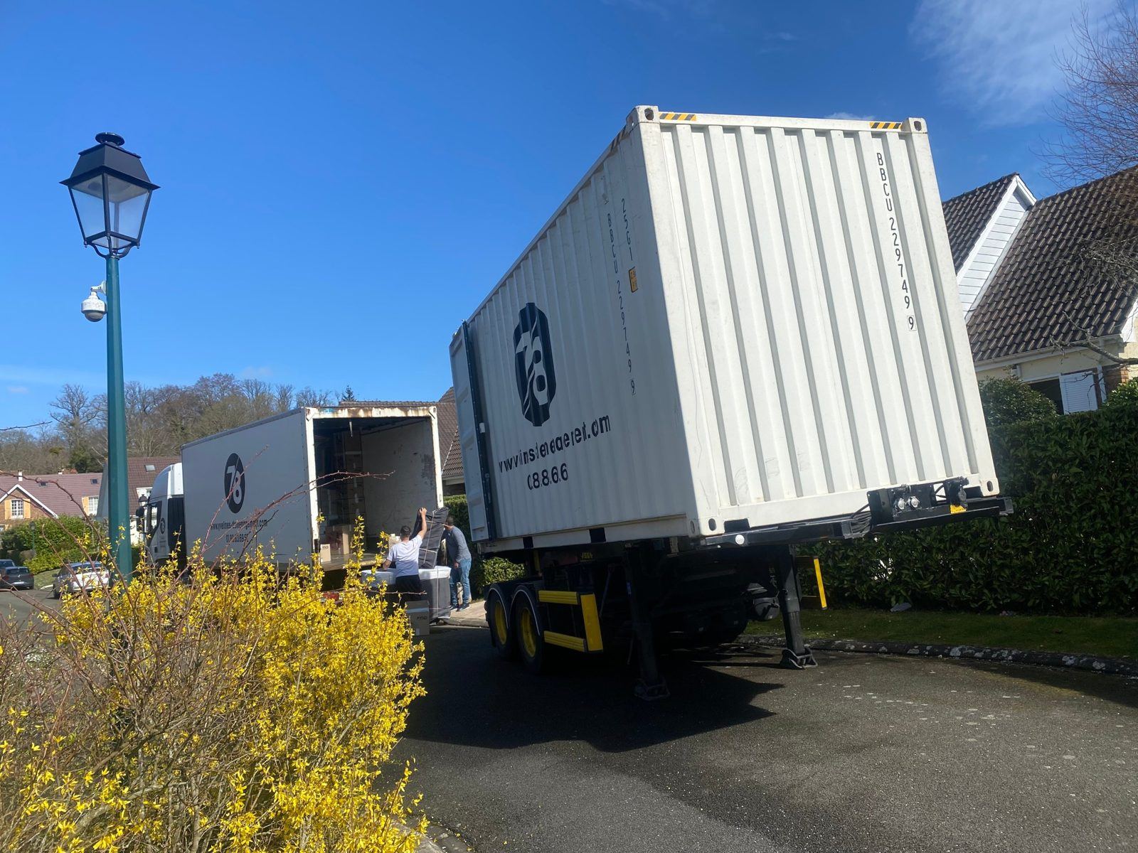 Conteneur et camion Yvelines Group chargés dans un lotissement