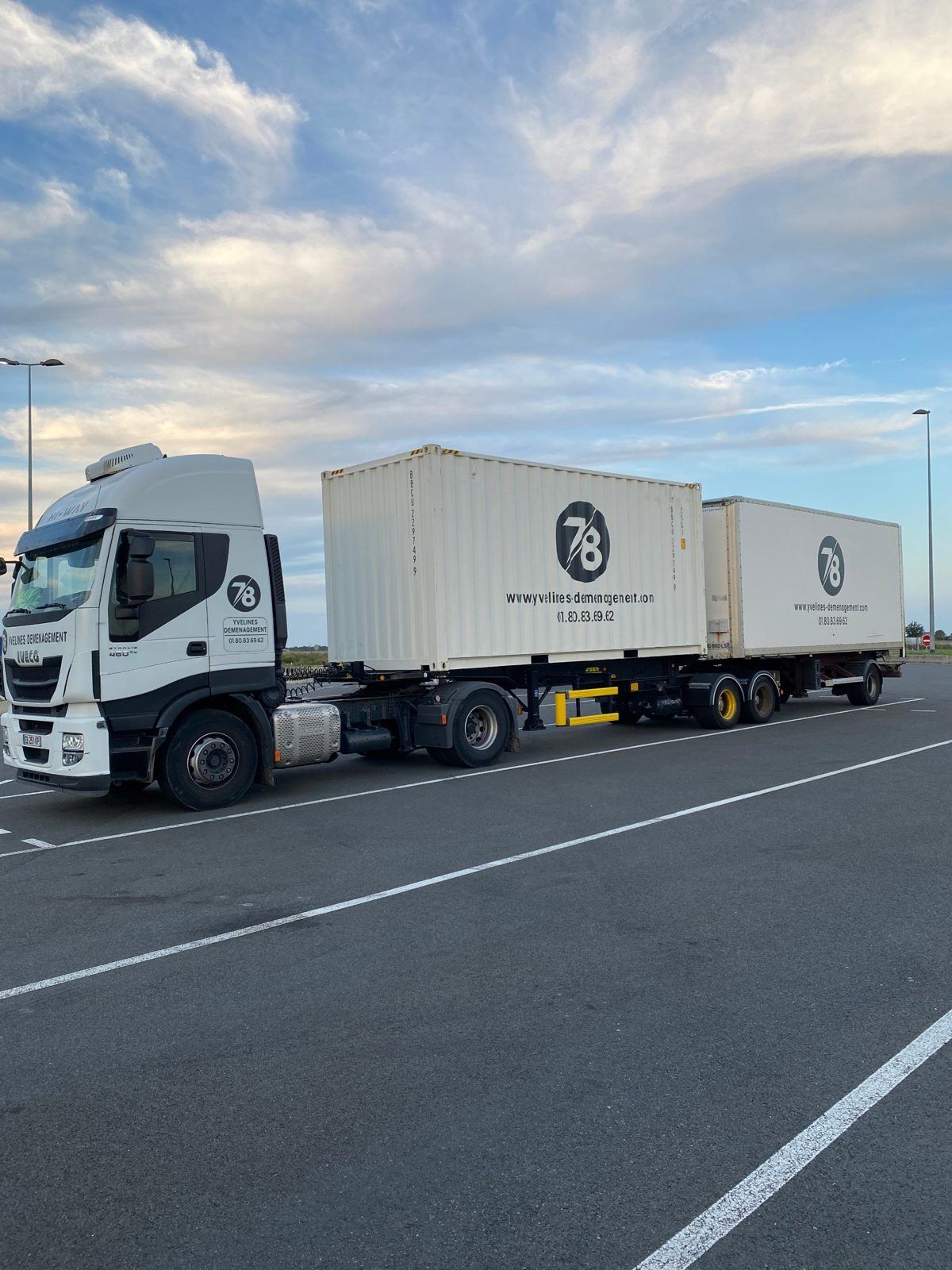 Tracteur Yvelines Group avec conteneur et remorque sur une aire