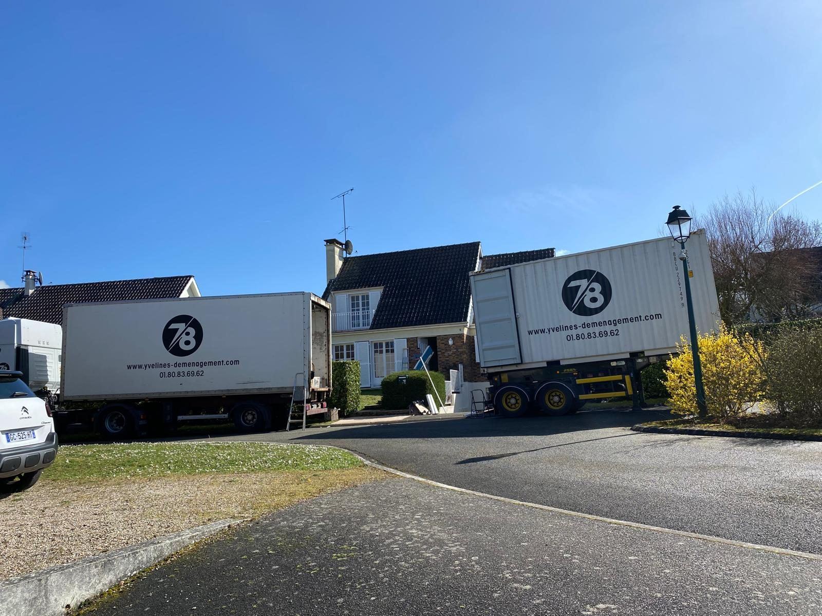 Deux camions Yvelines Group devant une maison