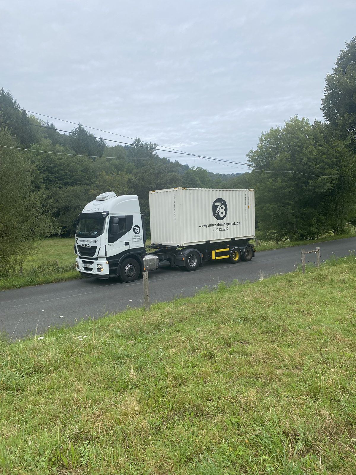 Camion Yvelines Group et conteneur sur une route de campagne