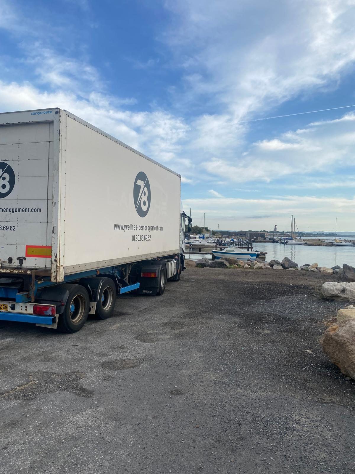 Semi-remorque Yvelines Group sur un port de la Méditerranée