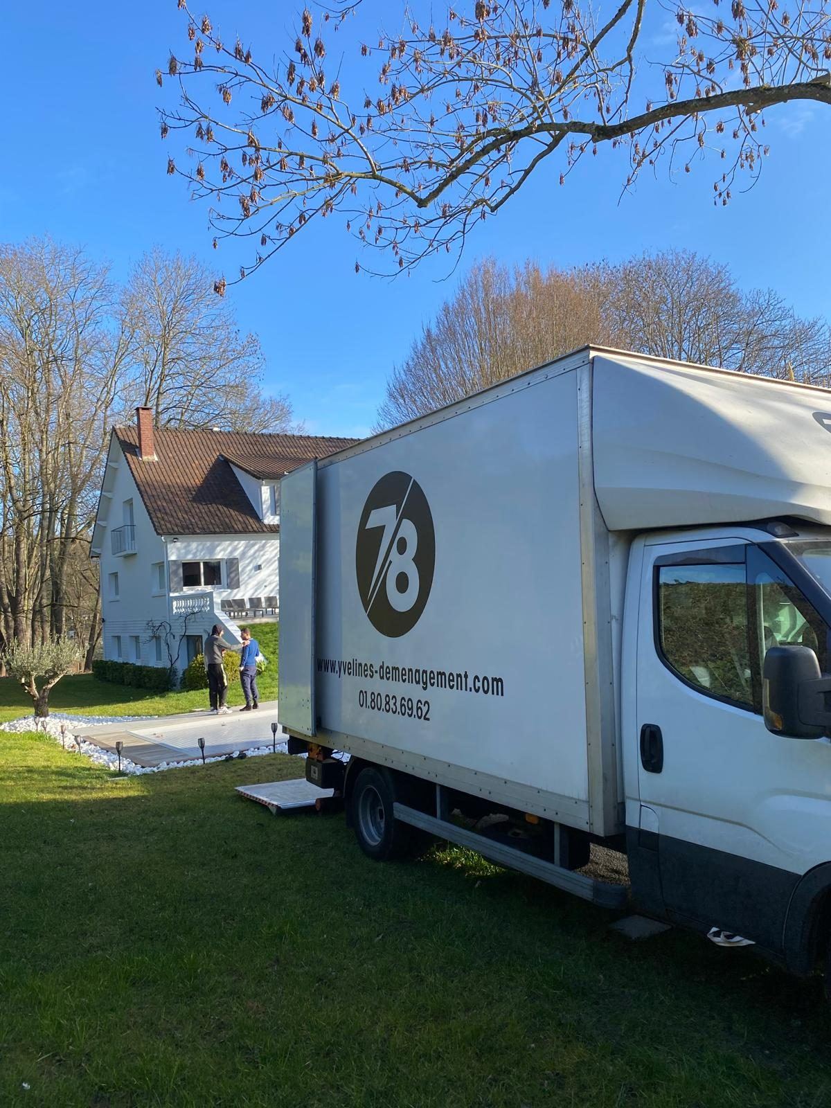 Camion Yvelines Group dans le jardin d'une villa