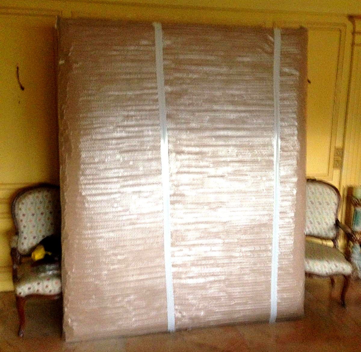 Le même tableau emballé sous papier bulle kraft