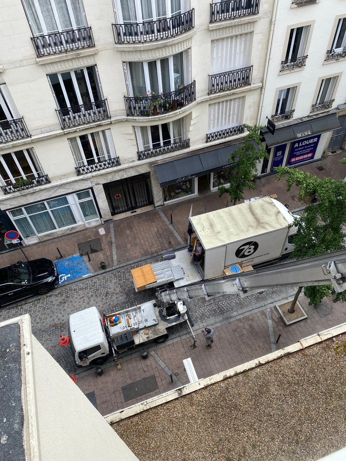 Monte-meuble et camion dans une rue de Paris vus d'en haut