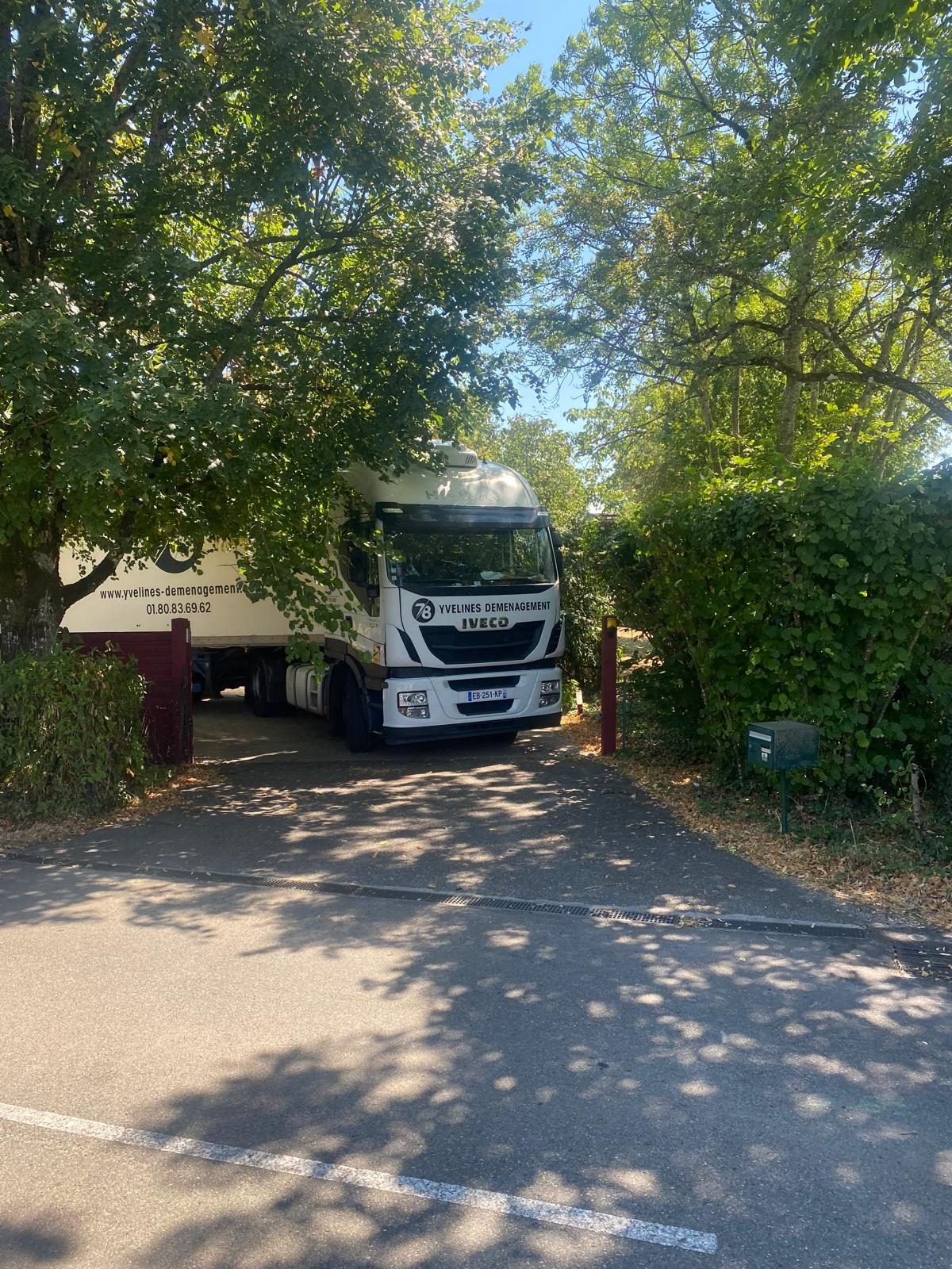 Iveco Yvelines Déménagement entrant par un portail étroit