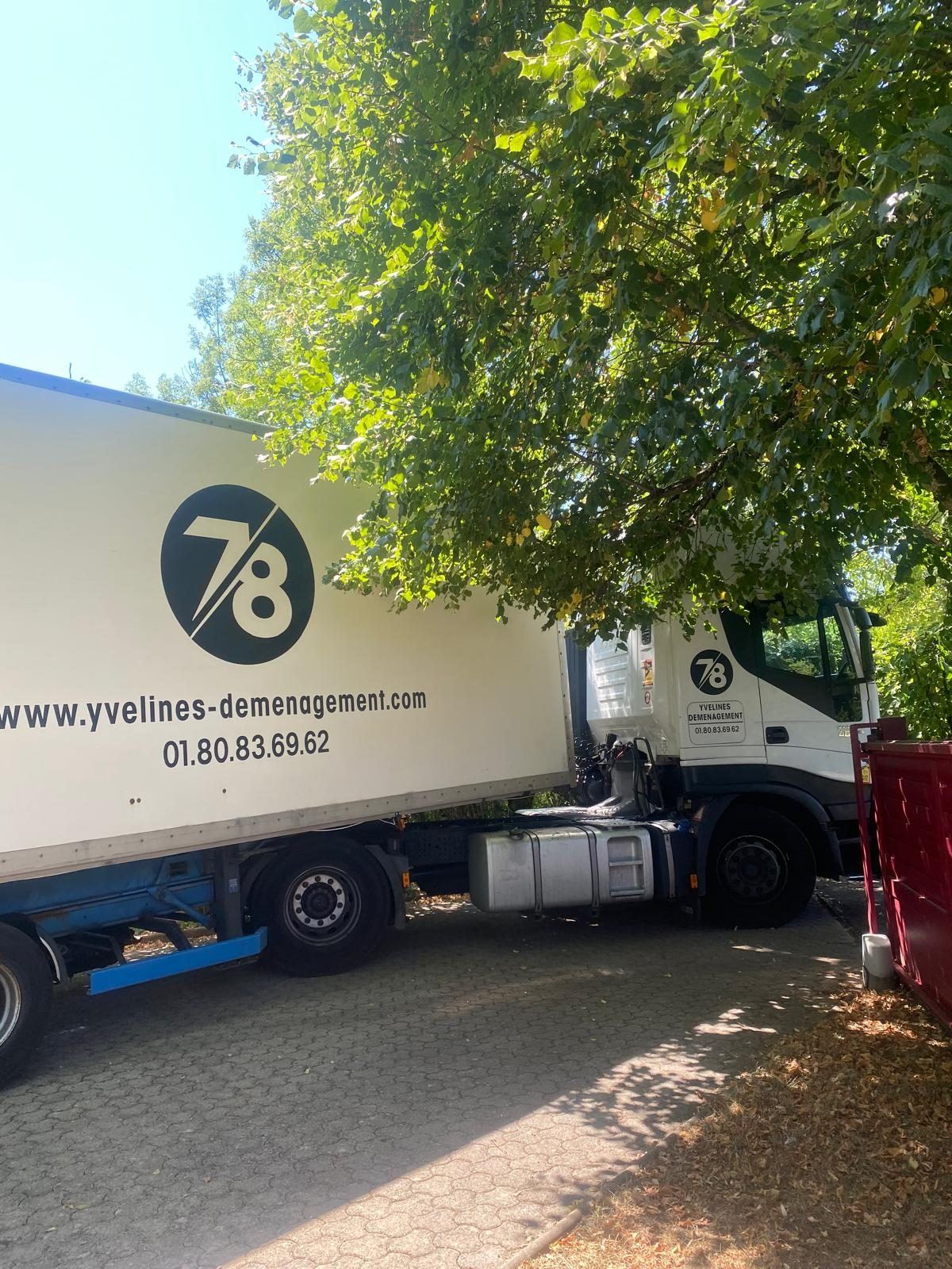Semi-remorque Yvelines Group dans une allée arborée