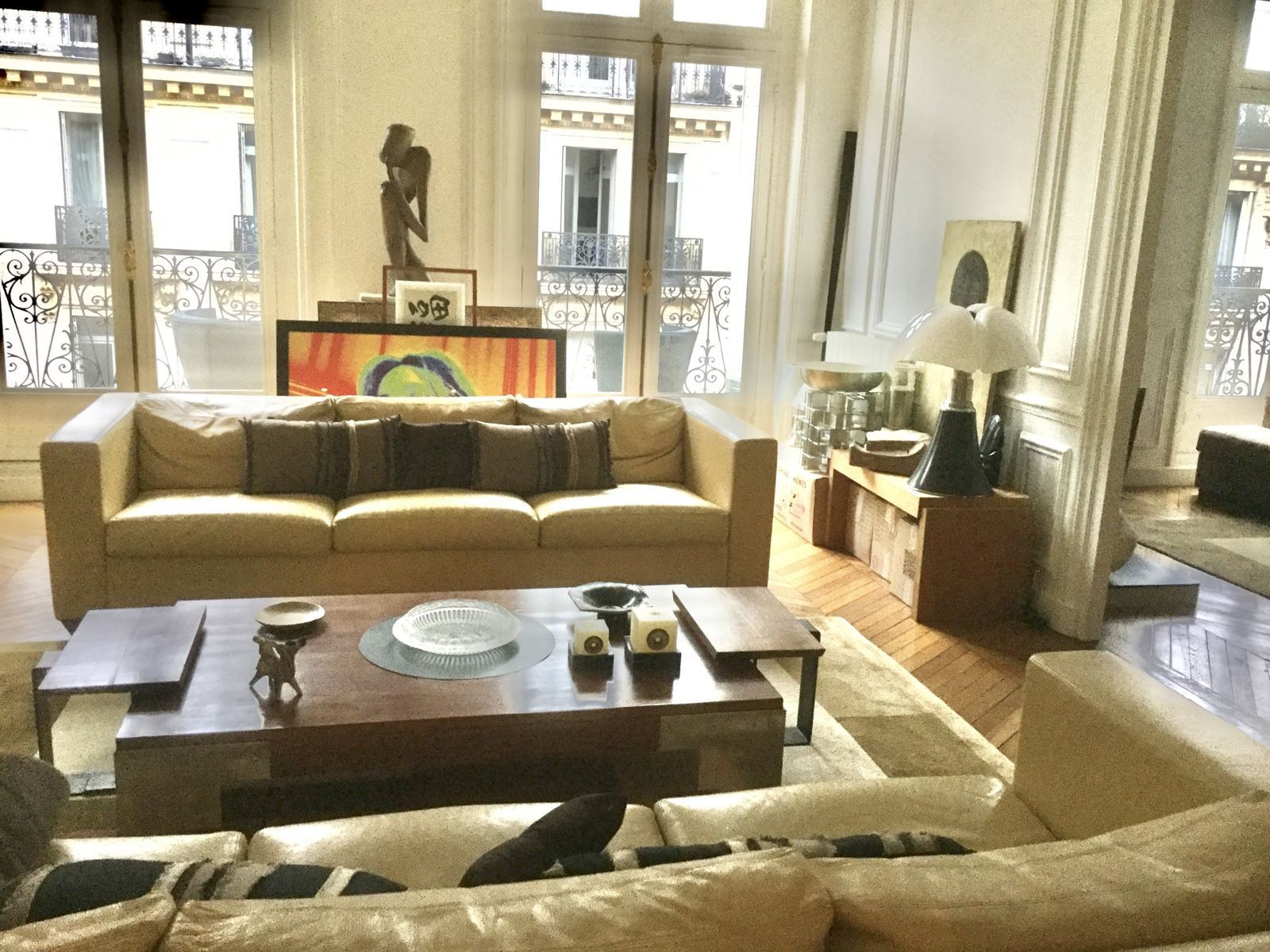 Salon avec tableaux et sculpture