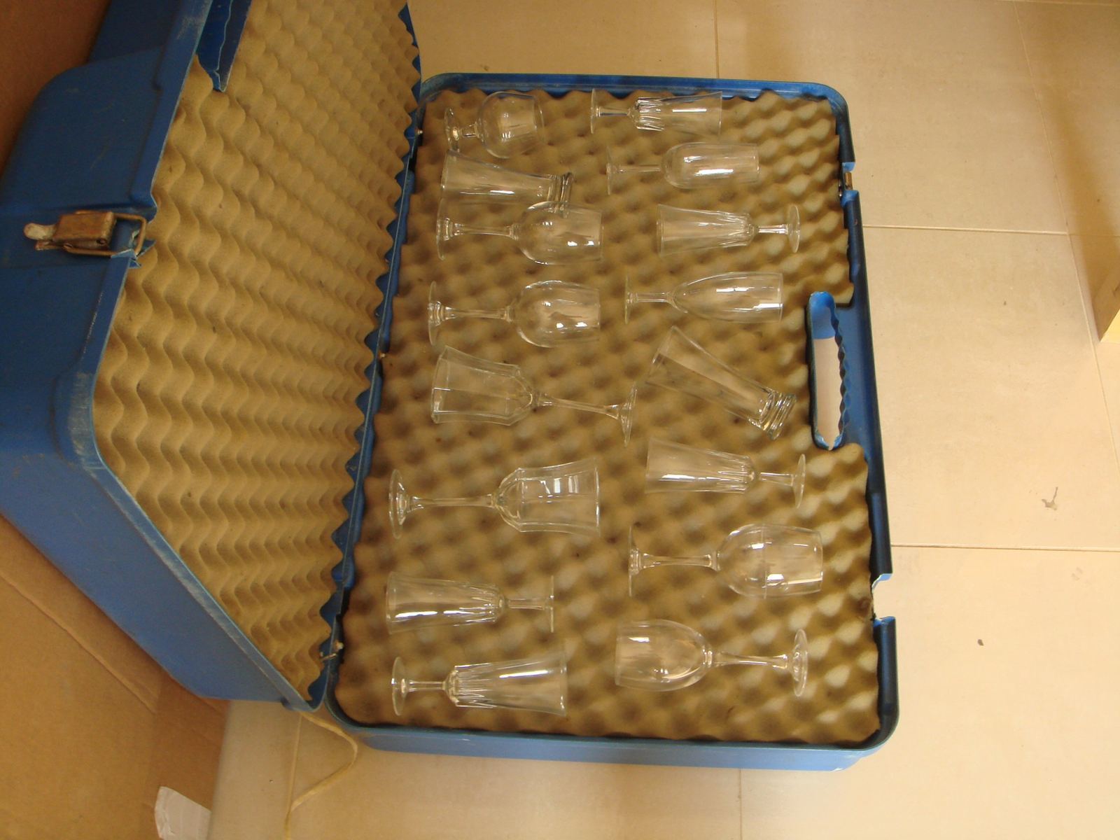 Verres à pied rangés dans une valise capitonnée en mousse